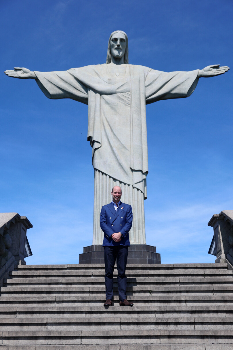 Le prince William pose devant le Christ rédempteur à Rio de Janeiro, exactement comme sa mère, la princesse Diana, en 1991, où il avait rencontré les quinze finalistes du Earthshot Prize, le 5 novembre 2025.