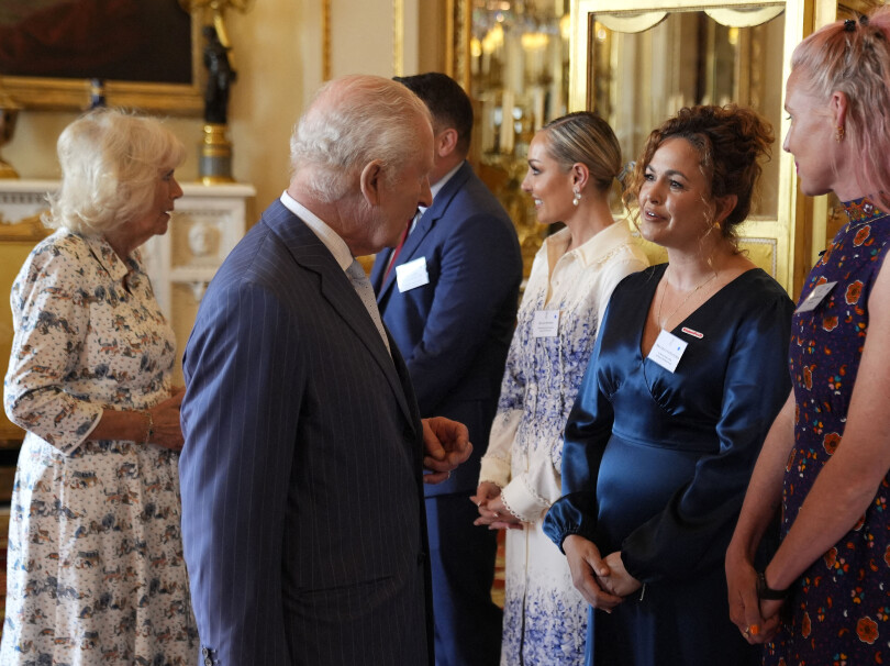 Giovanna Fletcher discute avec le roi Charles III lors d'une réception au palais de Buckingham, le 30 avril 2025.