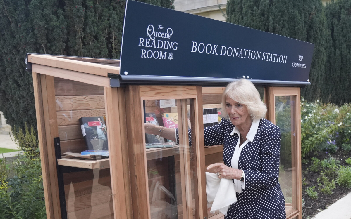 La reine Camilla à Chatsworth House dans le Derbyshire, lors de l'annuel Queen's reading room festival, le 19 septembre 2025.