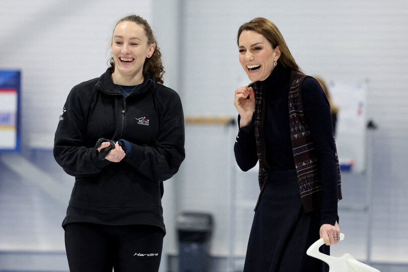 La princesse de Galles, testant le curling auprès des équipes nationales olympique et paralympique, à Stirling en Écosse.