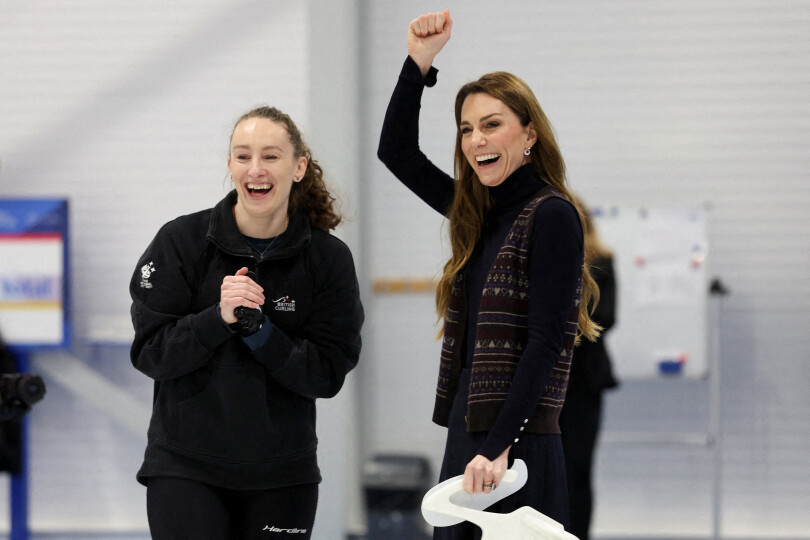 La princesse de Galles, testant le curling auprès des équipes nationales olympique et paralympique, à Stirling en Écosse.