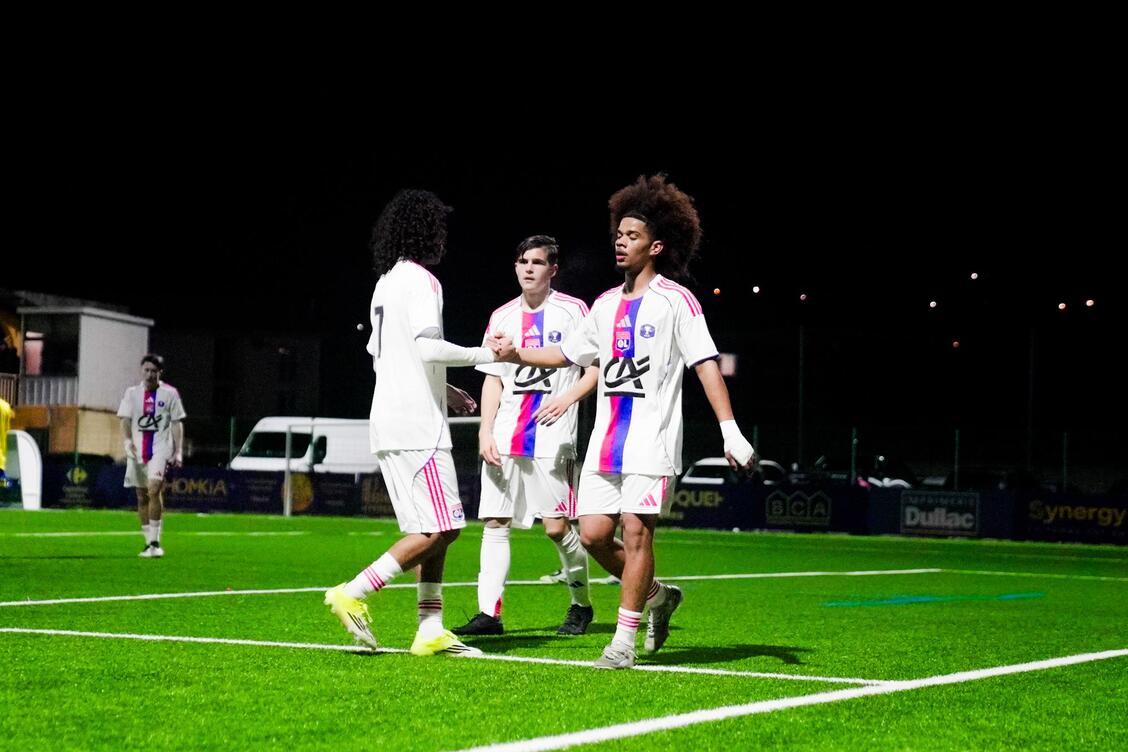 Même avec une équipe rajeunie, les Lyonnais ont fait parler leur supériorité et ont rapidement plié la rencontre.