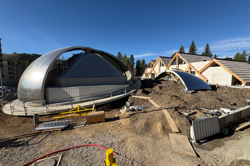 La structure du dôme du planetarium de Valberg, d’un diamètre de douze mètres, repose sur l’assemblage de seize pétales.