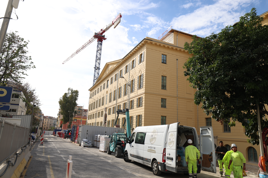 A generic square placeholder image with rounded corners in a figure.