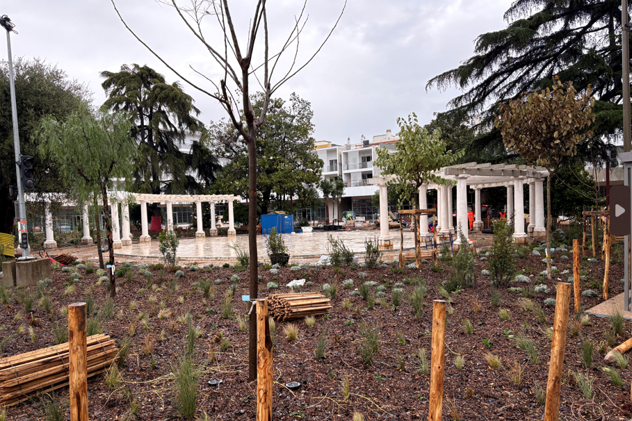 A generic square placeholder image with rounded corners in a figure.