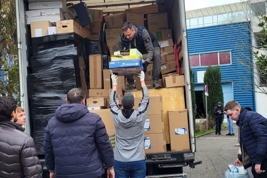 Une trentaine de bénévoles s’est mobilisée pour charger le camion, samedi dernier à Nice-ouest, devant les locaux de l’Afuca (association franco-ukrainienne Côte d’Azur).