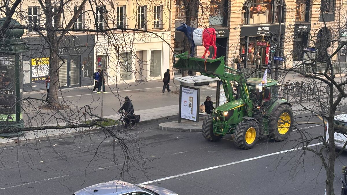 « Bravo, ne lâchez rien » : distribution gratuite, klaxons... à Paris et dans les Hauts-de-Seine, les producteurs de laits mobilisés