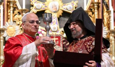 Tiraillée entre l’Europe et la Russie, l’Église arménienne se déchire. L’Azerbaïdjan se frotte les mains, et Rome applaudit