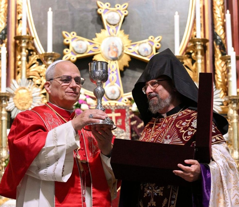 Tiraillée entre l’Europe et la Russie, l’Église arménienne se déchire. L’Azerbaïdjan se frotte les mains, et Rome applaudit