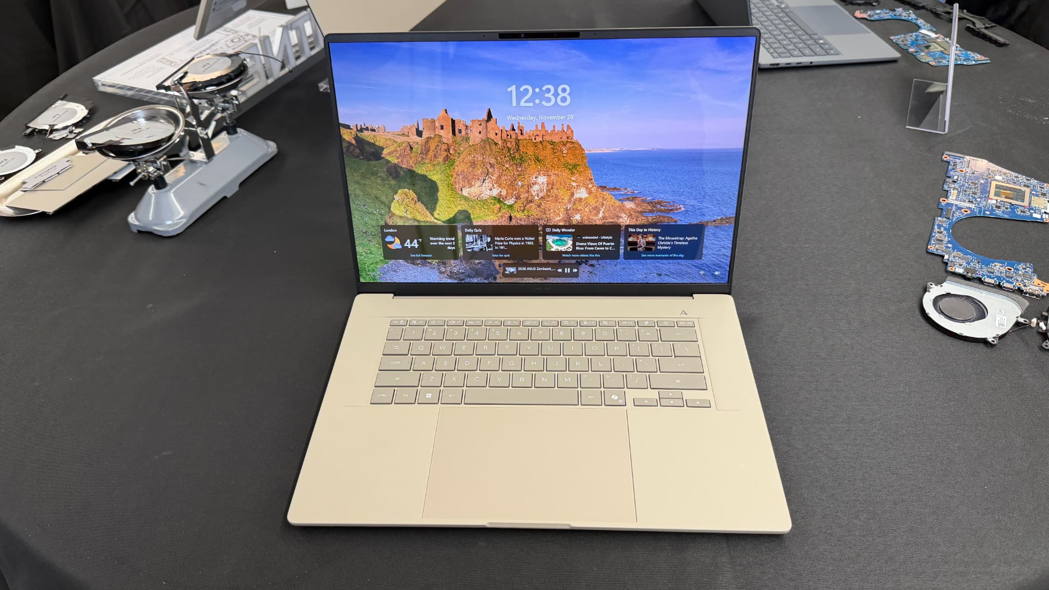 Asus Zenbook A16