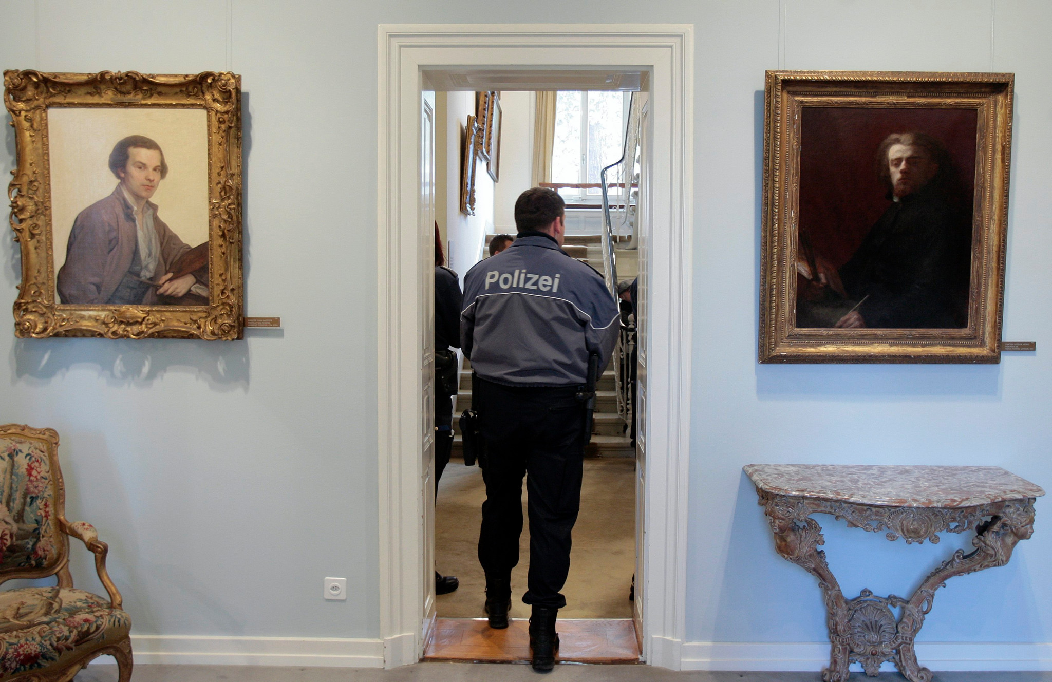 Un policier entre dans une pièce de la collection Emil Georg Bührle à Zurich, où quatre tableaux de Degas, van Gogh, Cézanne et Monet ont été volés.