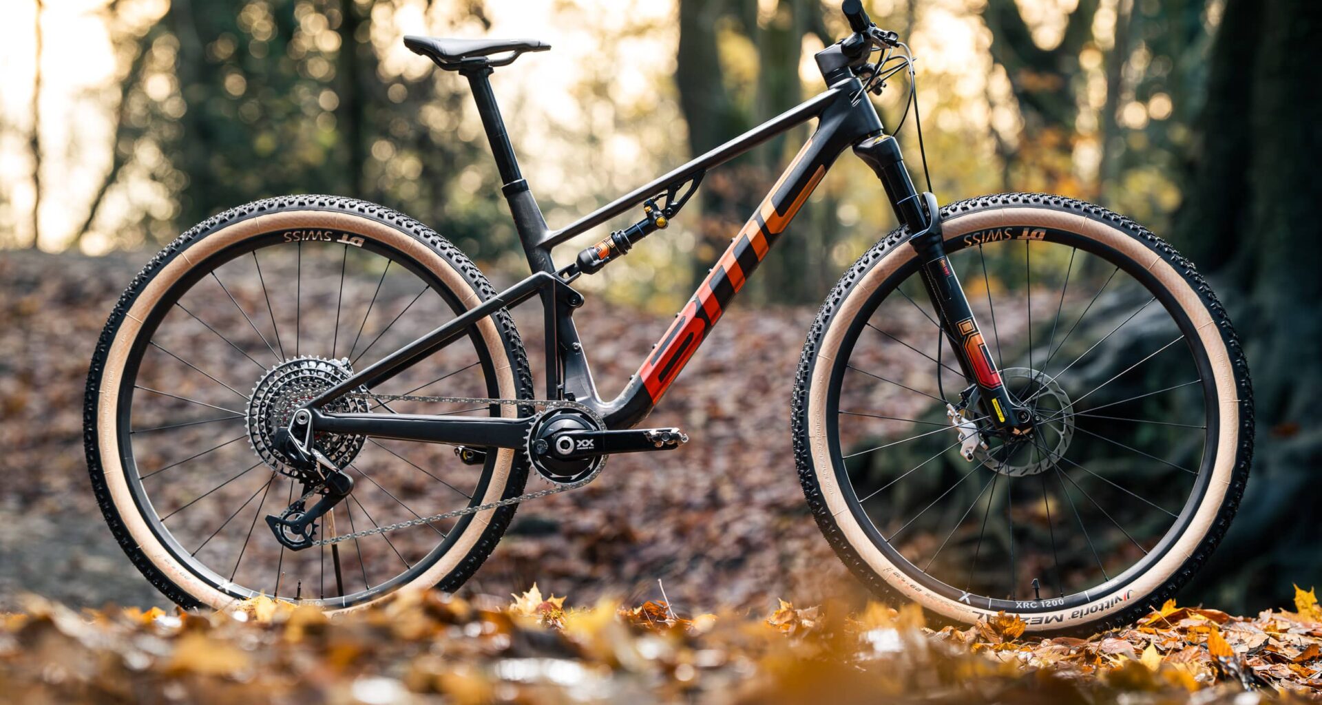 https://www.vojomag.com/app/uploads/2026/01/BMC Fourstroke R 01 2025 VTT Gravel Action Avis Comparaison VTT A.Protano - Copyright 1 2.jpg