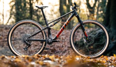 https://www.vojomag.com/app/uploads/2026/01/BMC Fourstroke R 01 2025 VTT Gravel Action Avis Comparaison VTT A.Protano - Copyright 1 2.jpg