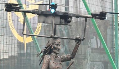 Un drone érigé en monument illustrant la rupture tech dans la guerre Ukraine Russie