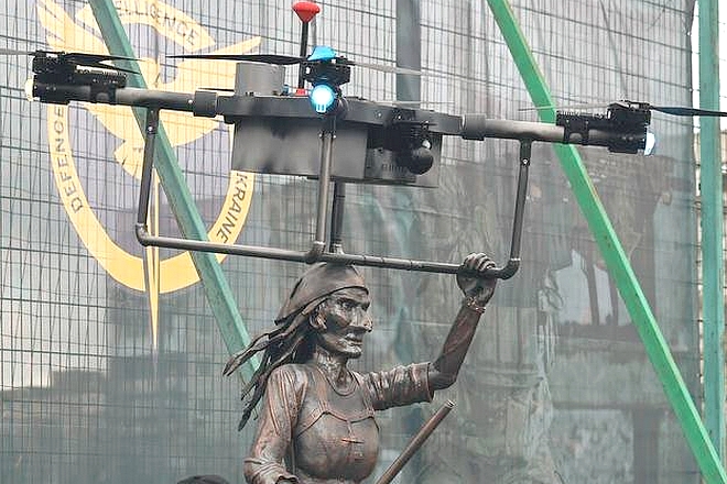 Un drone érigé en monument illustrant la rupture tech dans la guerre Ukraine Russie