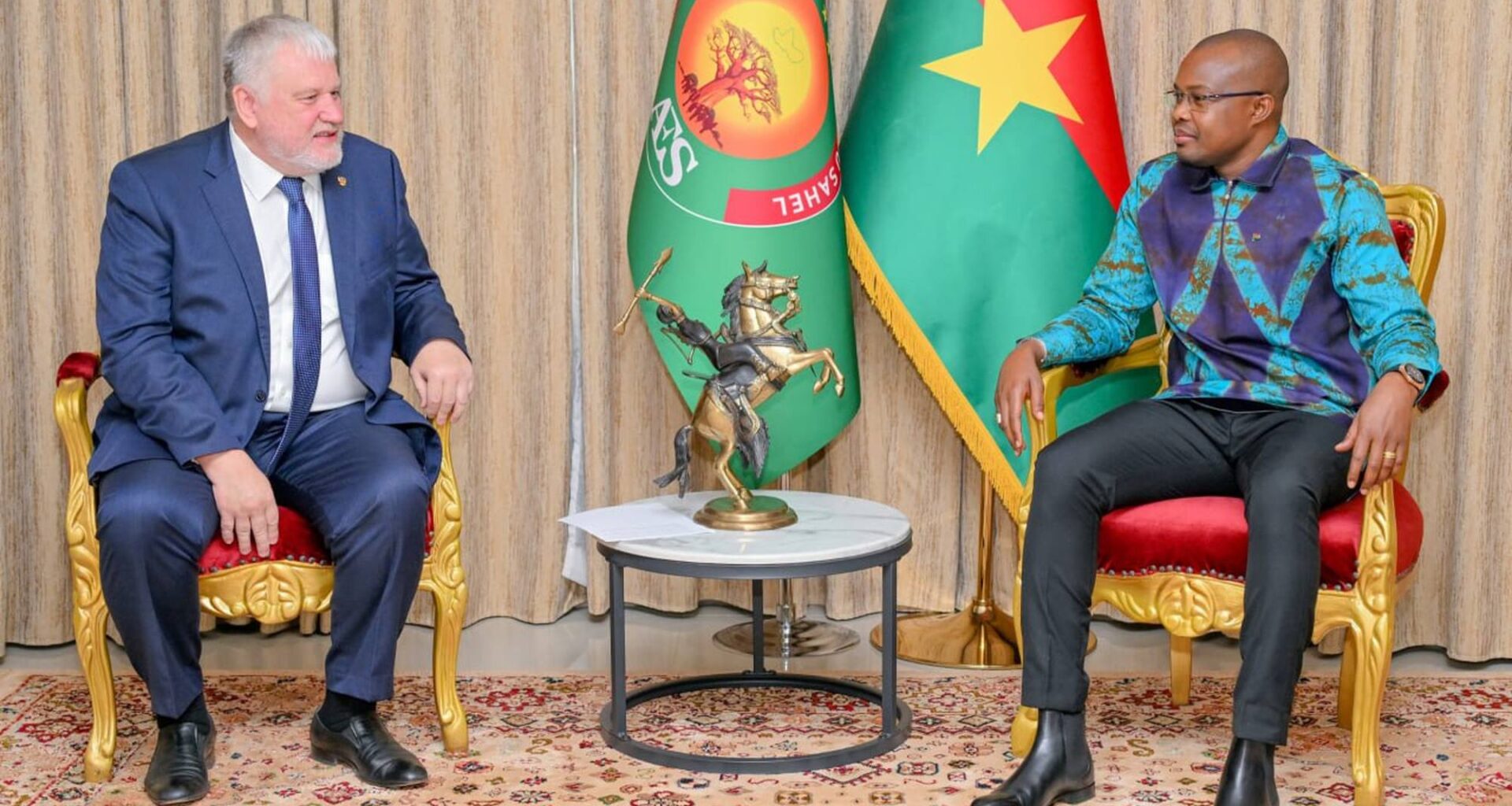 La rencontre entre Igor Martynov et SE.M. Rimtalba Jean Emmanuel Ouedraogo.