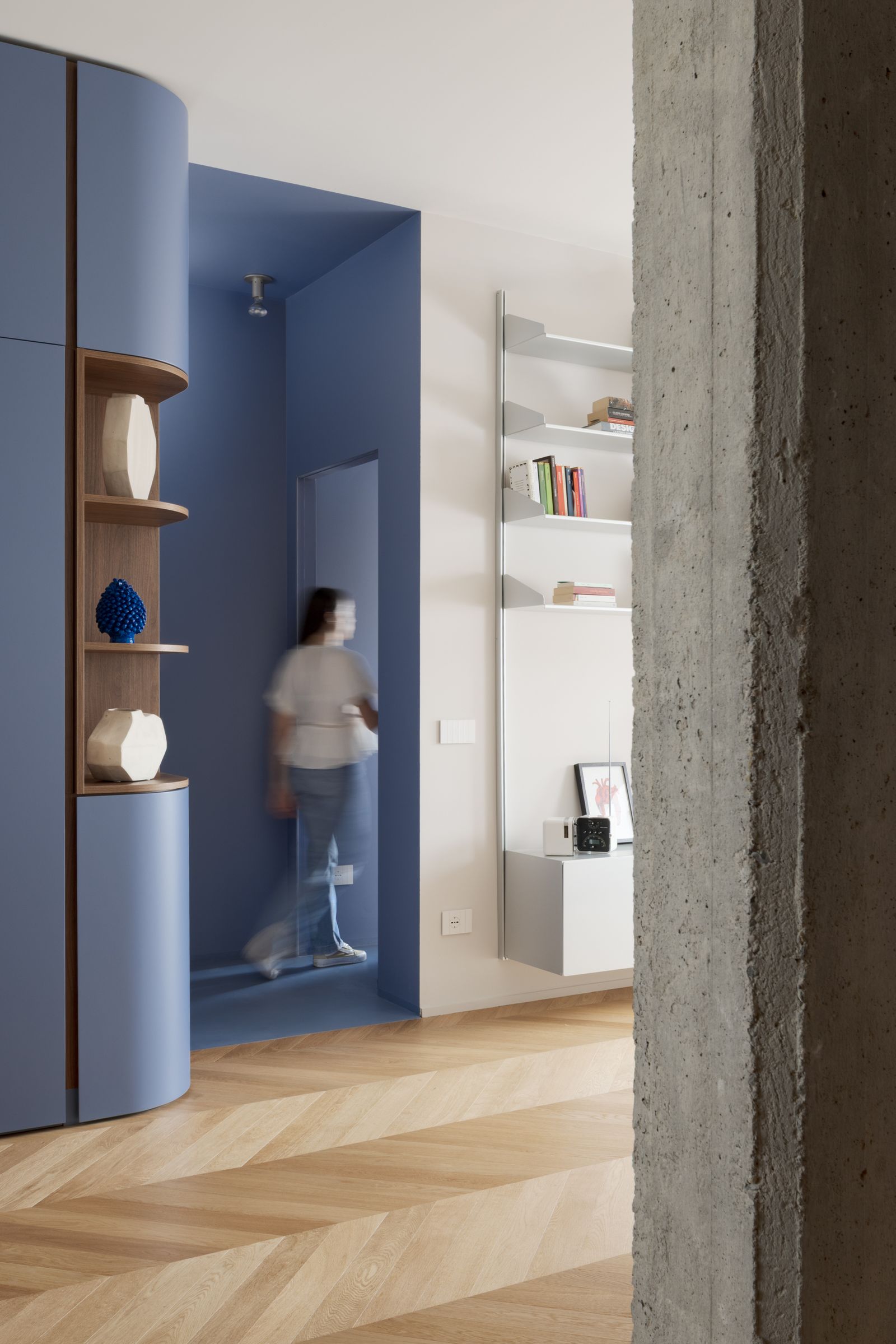 parete tonda azzurra