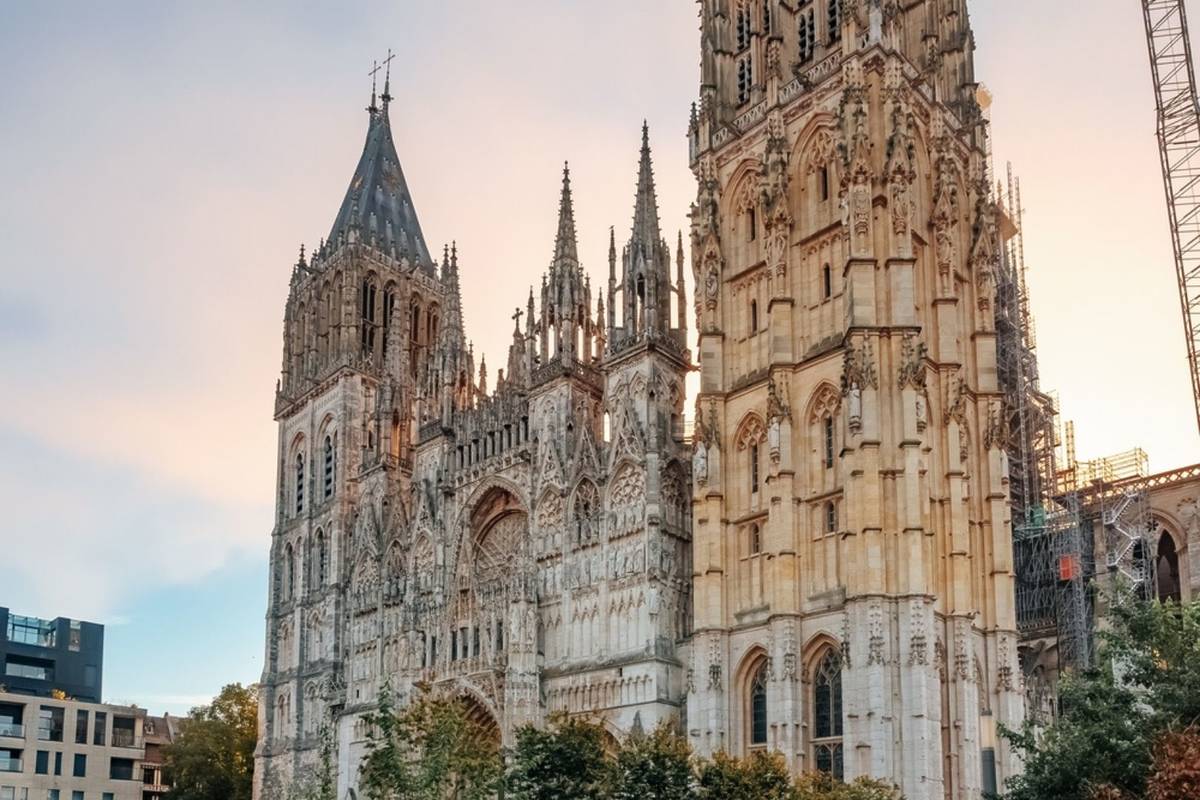 À 1h30 de Paris, cette cathédrale gothique fut un temps la plus haute du monde et elle a d'ailleurs inspiré Claude Monet