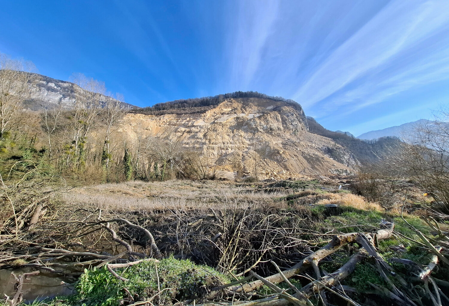 Sur le versant du coteau d’Artets, on distingue très clairement la portion de montagne qui s'est effondrée. DR