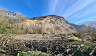 Sur le versant du coteau d’Artets, on distingue très clairement la portion de montagne qui s'est effondrée. DR