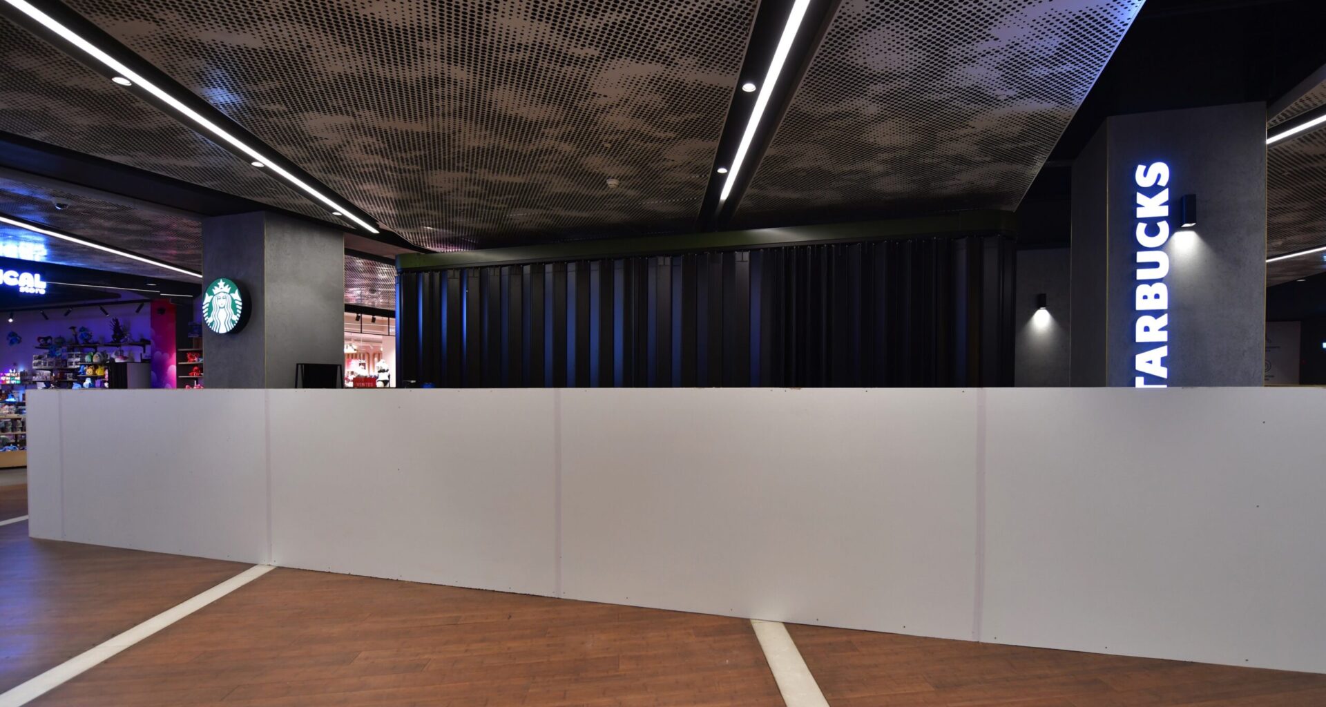 Starbucks ferme l’un de ses deux salons du Westfield Cnit