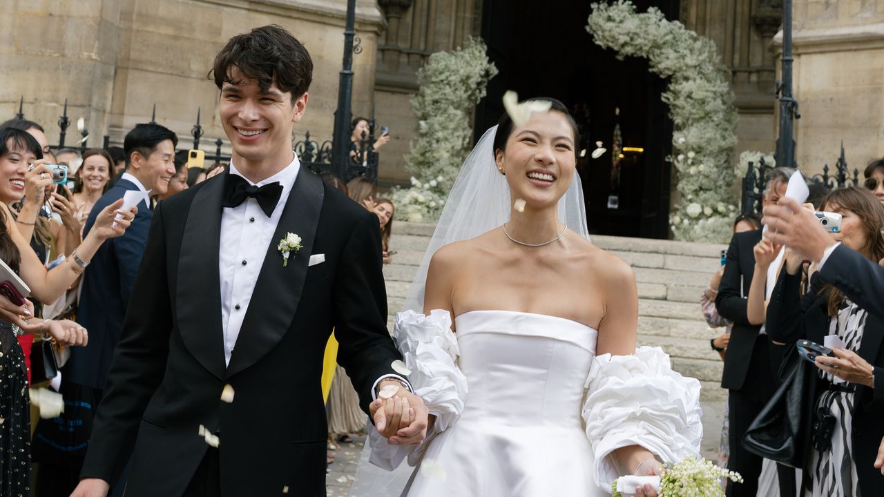 Dahye Taffin de Givenchy portait un voile cathédrale pour son mariage à la basilique Sainte-Clotilde à Paris