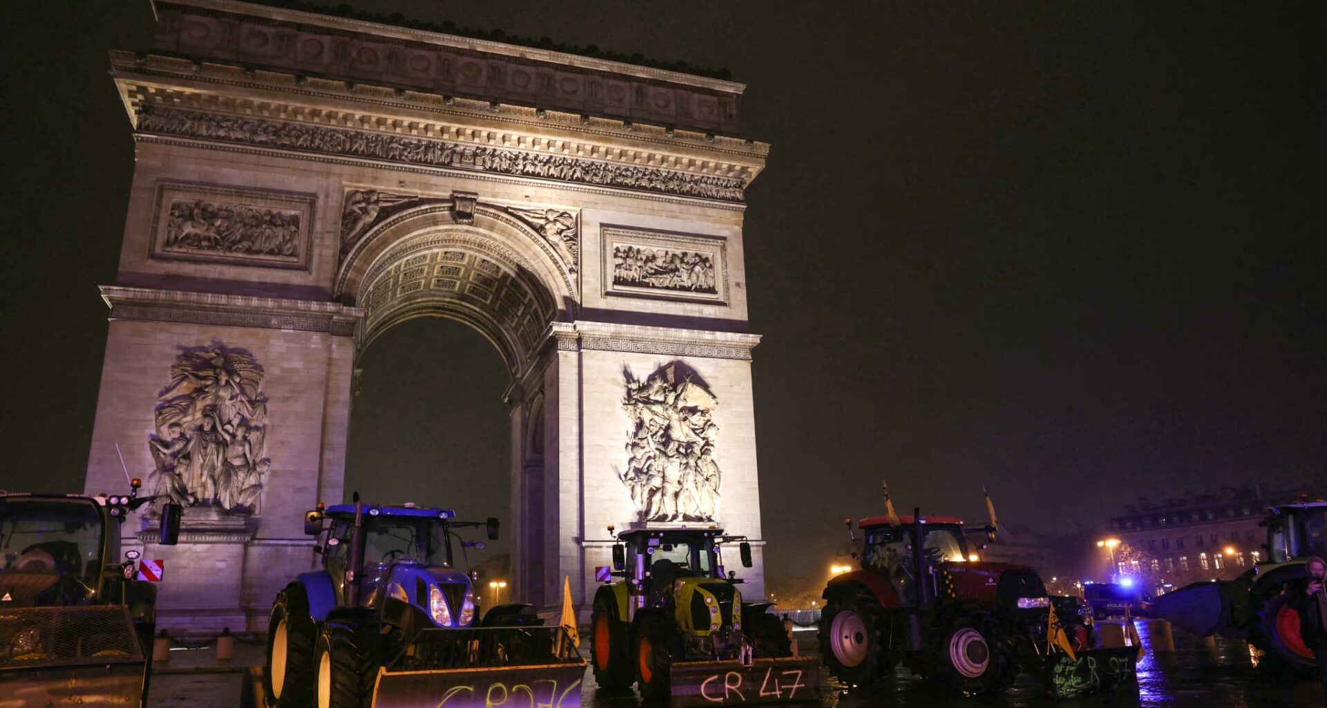 Un agriculteur dans son tracteur lors d'une manifestation de la Coordination rurale à Paris, le 8 janvier 2026