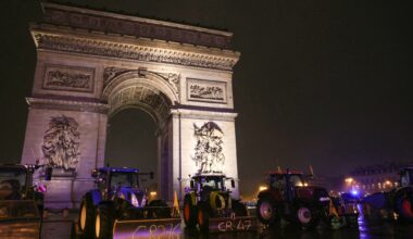 Un agriculteur dans son tracteur lors d'une manifestation de la Coordination rurale à Paris, le 8 janvier 2026