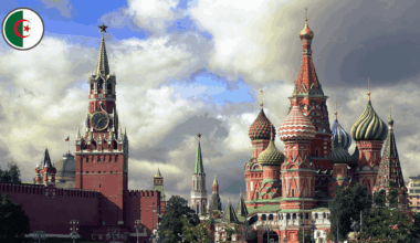 Au Kremlin, l'ambassadeur d'Algérie Toufik Djouama remet ses lettres de créance à Poutine en burnous blanc