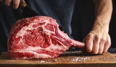 Des personnes âgées partageant un repas varié