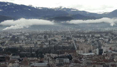 Deux des cinq cheminées du chauffage urbain grenoblois. DR