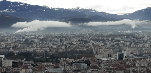 Deux des cinq cheminées du chauffage urbain grenoblois. DR