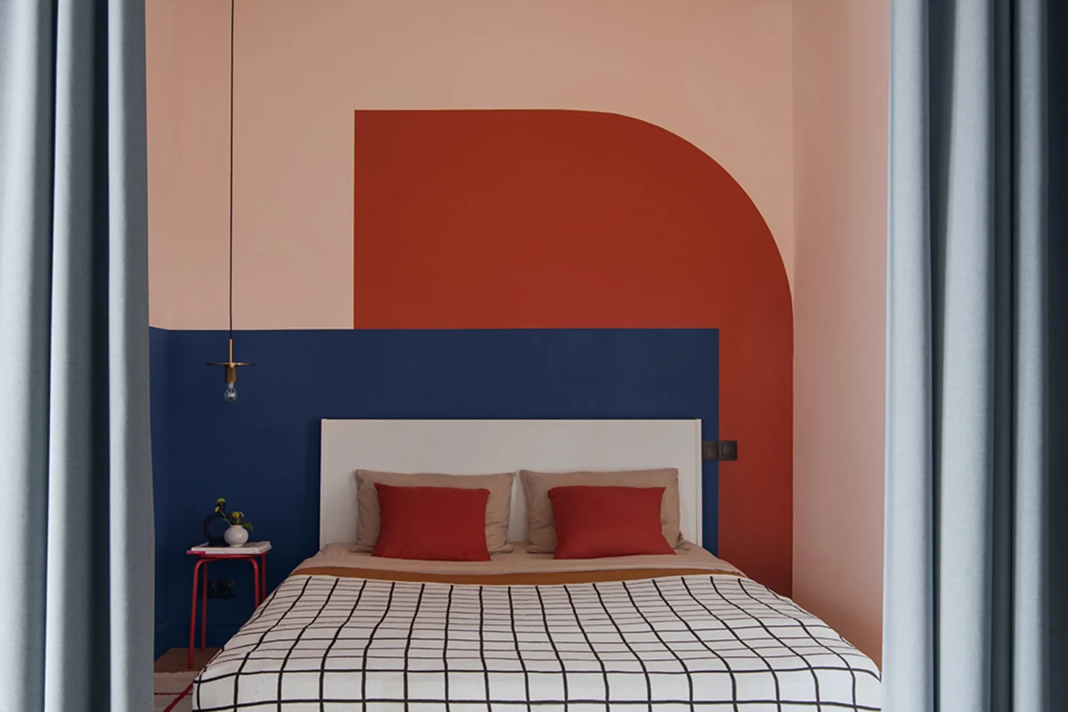 espace chambre avec rideau studio 42m2 vintage et coloré