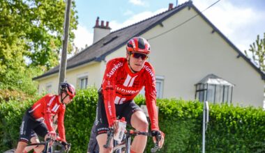 Nils Eekhoff souriant en tenue de l’équipe Team Picnic PostNL sur un vélo de course lors d’une compétition