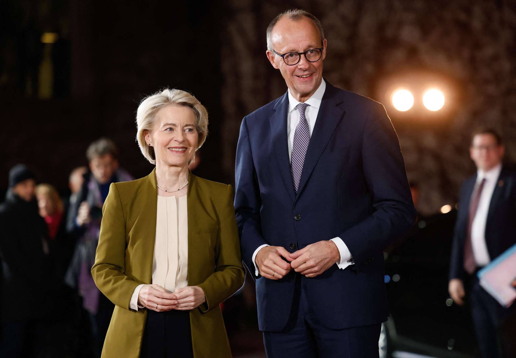 La présidente de la Commission européenne Ursula von der Leyen est accueillie par le chancelier allemand Friedrich Merz à la Chancellerie à Berlin, le 15 décembre 2025, pour des pourparlers sur la guerre entre la Russie et l’Ukraine.
