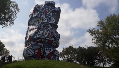 De tour infernale à monument historique : la saga de la tour Dubuffet contée au musée d’Issy
