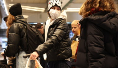 « Je le porte surtout dans les transports » : avec les virus hivernaux, le retour du masque dans les lieux publics