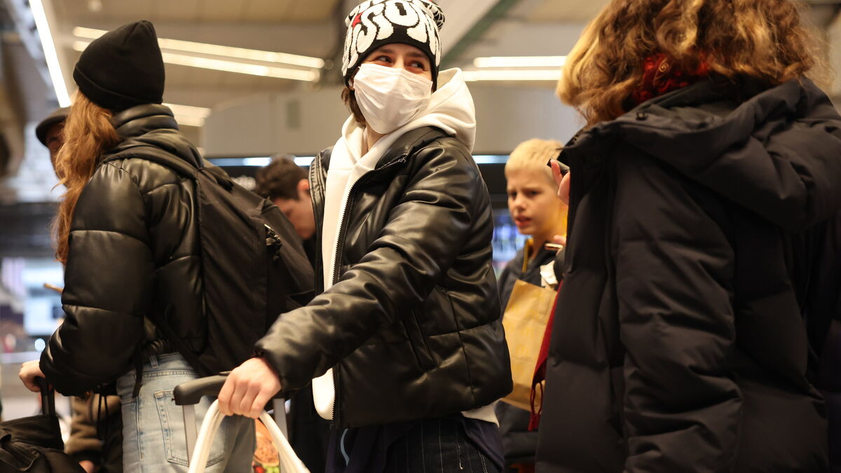« Je le porte surtout dans les transports » : avec les virus hivernaux, le retour du masque dans les lieux publics