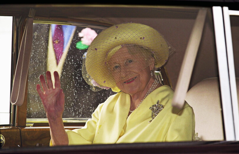 Queen Mum, la reine mère Elizabeth, arrivant à une garden party après les courses d'Ascot.