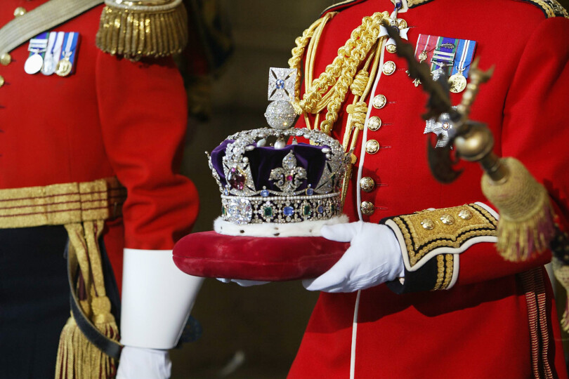 Arrivée de la couronne impériale d’État à la Westminster pour l'ouverture du Parlement, en 2002.