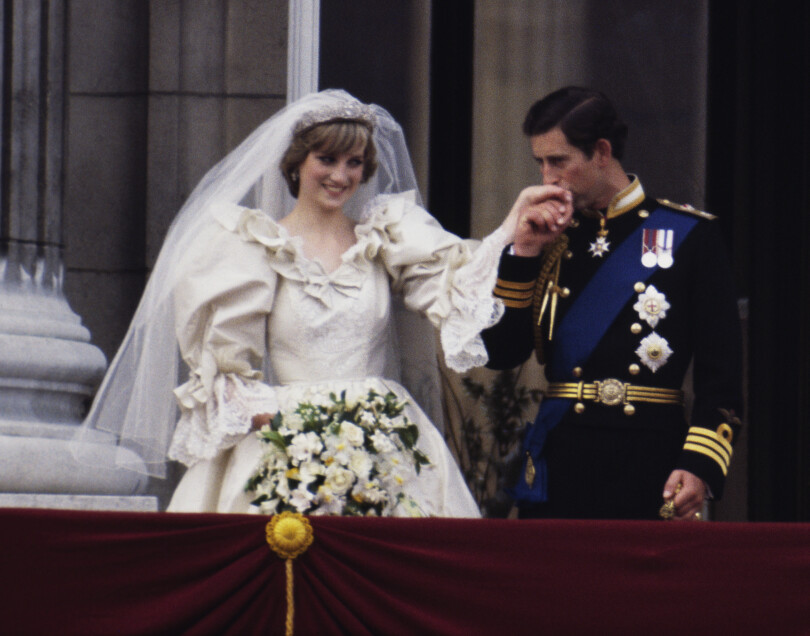 Diana et Charles tout jeunes mariés, au balcon de Buckingham le 29 juillet 1981.