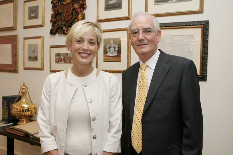 David Thomas avec l'actrice Sharon Stone pour l'ouverture de la boutique Garrard Beverly Hills de Los Angeles, en juillet 2007.