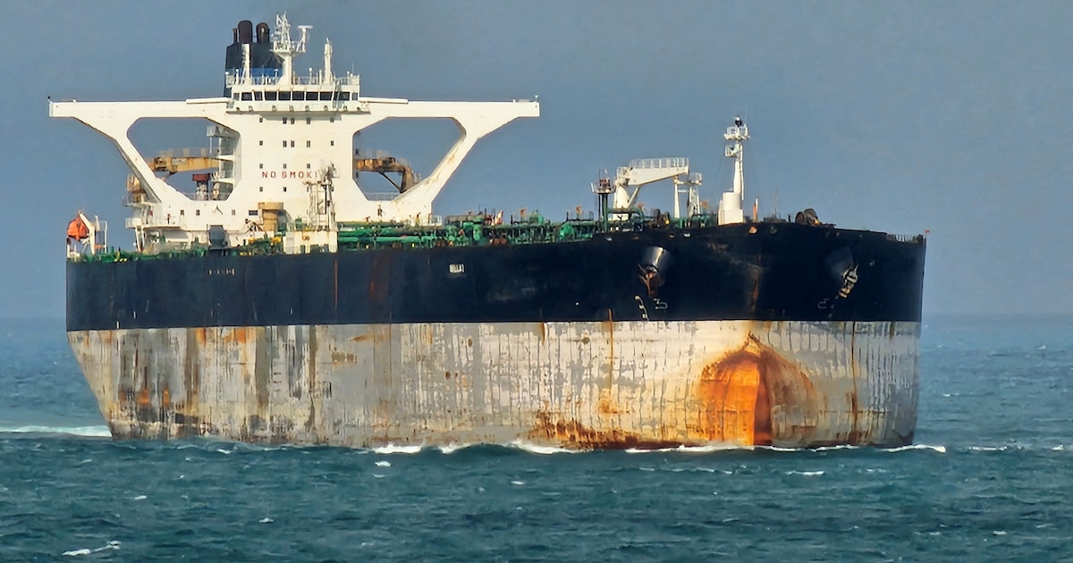 Le pétrolier Bella 1 dans le détroit de Singapour en mars. La Russie a dépêché au moins un navire de guerre pour l'escorter. L'armée américaine poursuit et tente de saisir le pétrolier.