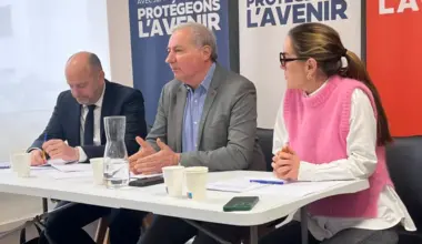 Jean-Luc Moudenc entouré de ses colistiers Émilion Esnault et Laura Verkaeren. © Margot Venier/L'Opinion Indépendante