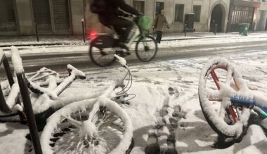 Neige et verglas : à Paris, « la mécanique est aujourd’hui bien rodée » pour le déneigement des pistes cyclables