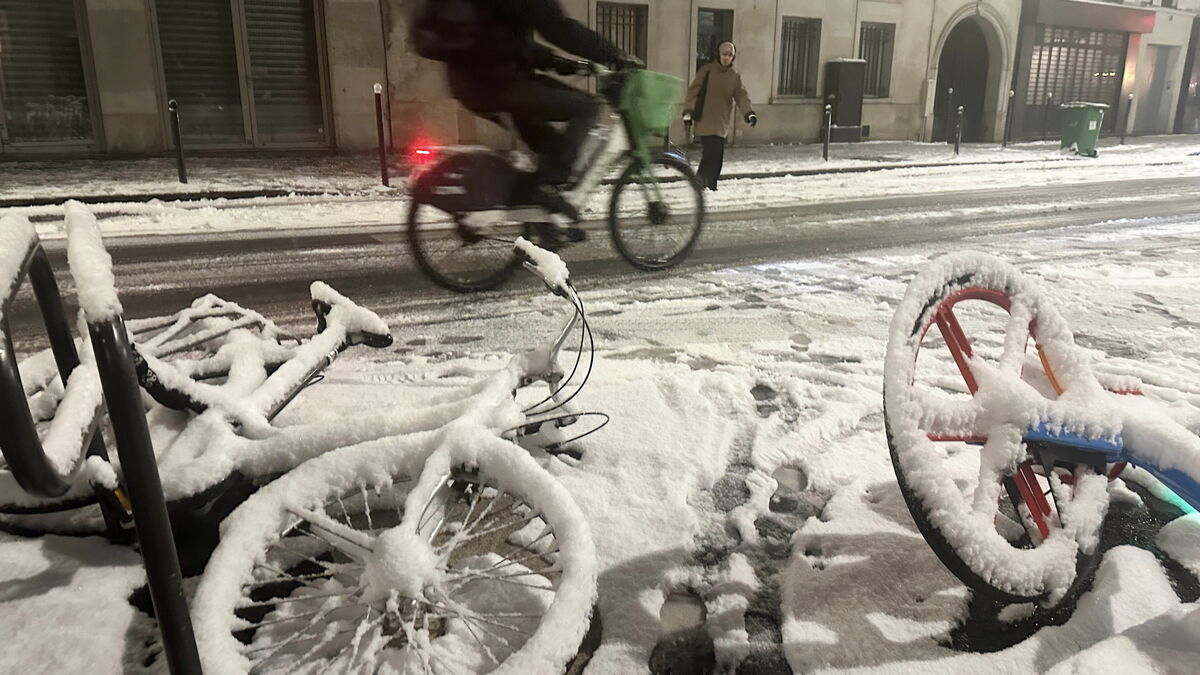 Neige et verglas : à Paris, « la mécanique est aujourd’hui bien rodée » pour le déneigement des pistes cyclables