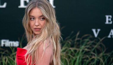 L’actrice Sydney Sweeney accroche des soutiens-gorge aux célèbres lettres de Hollywood pour promouvoir sa marque de lingerie