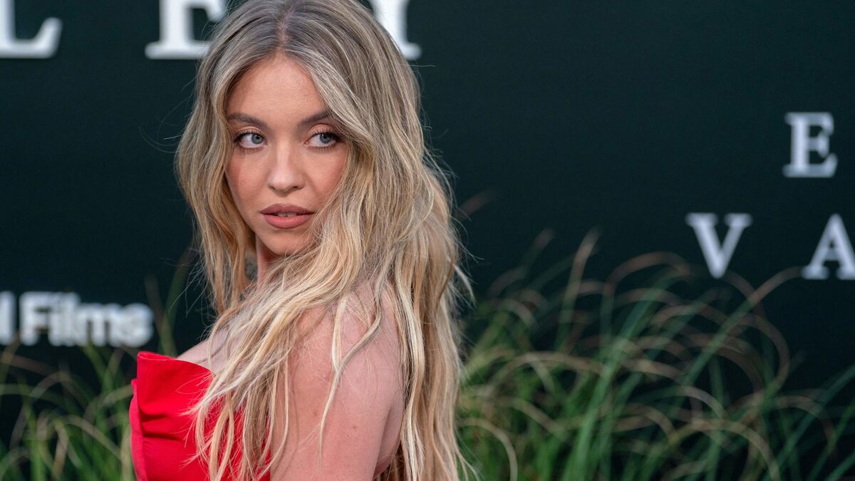 L’actrice Sydney Sweeney accroche des soutiens-gorge aux célèbres lettres de Hollywood pour promouvoir sa marque de lingerie