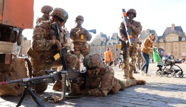 ©PHOTOPQR/L'UNION DE REIMS/Karen Kubena ;  ;  ; Exercice militaire grandeur nature, mené par le 3 ème RG Régient de génie, . Baptisé Ardennes 2025, il mobilise 600 militaires, 150 véhicules, et 3 hélicoptères.Ici,  Combats dans le centre de Charleville Le mercredi 10 09 2025 (MaxPPP TagID: maxbestof331971.jpg) [Photo via MaxPPP]