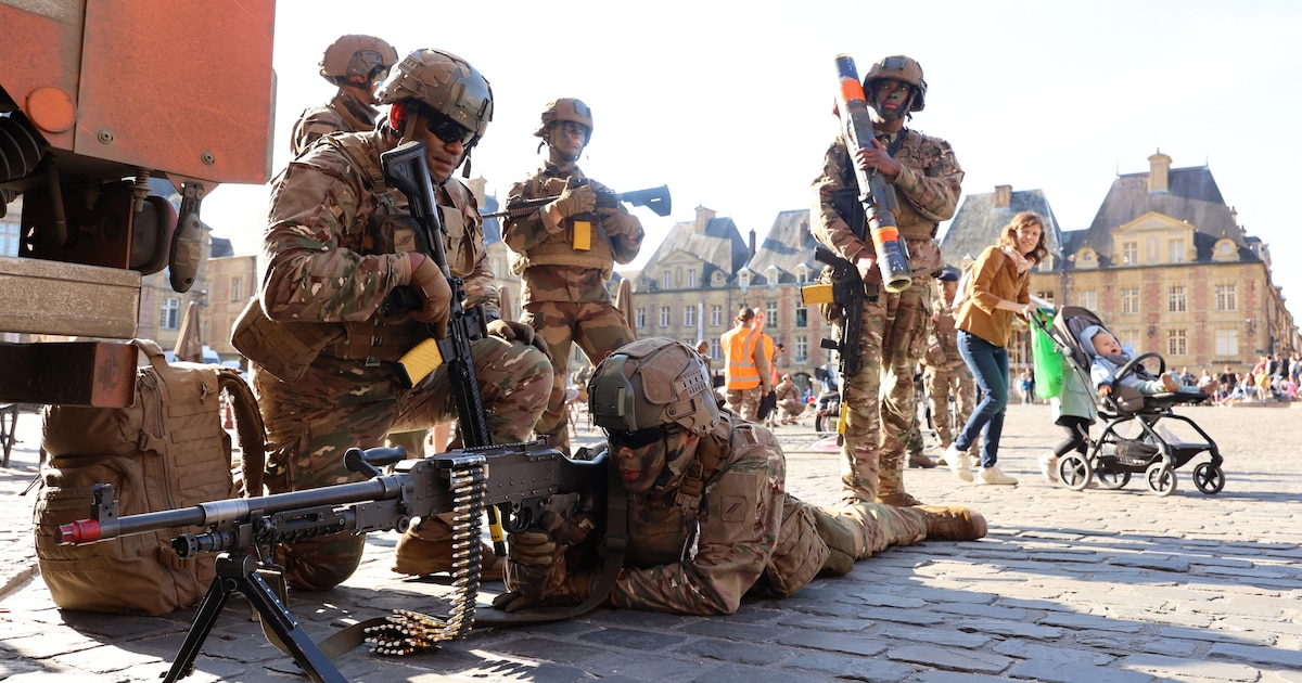 ©PHOTOPQR/L'UNION DE REIMS/Karen Kubena ;  ;  ; Exercice militaire grandeur nature, mené par le 3 ème RG Régient de génie, . Baptisé Ardennes 2025, il mobilise 600 militaires, 150 véhicules, et 3 hélicoptères.Ici,  Combats dans le centre de Charleville Le mercredi 10 09 2025 (MaxPPP TagID: maxbestof331971.jpg) [Photo via MaxPPP]